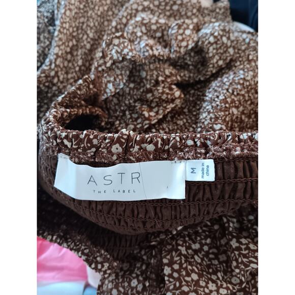 Astr the label Floral Ruffle Long Sleeve Smocked Crop Top in Brown Ditsy Medium - Picture 2 of 2